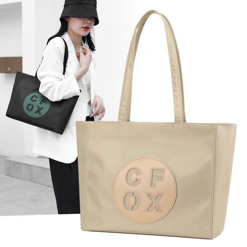 Colorful Fox's new large-capacity tote bag for women is a fashionable and simple commuting backpack with a single shoulder full figure