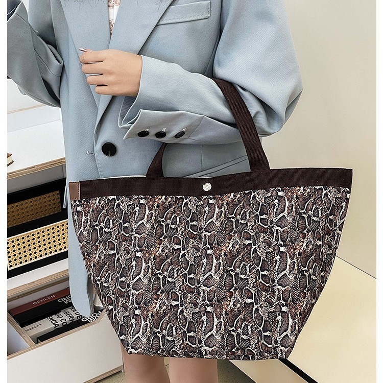 This year, snake-patterned bags are in vogue. The 2025 new trendy tote bag is a high-end, high-quality single-shoulder handbag for women on Instagram details Picture