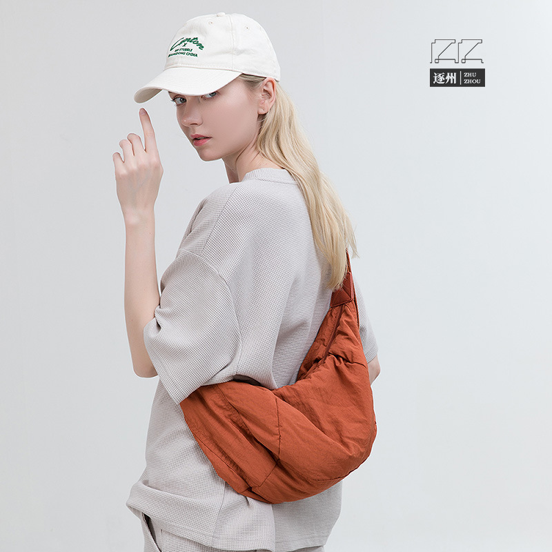 The new Korean-style lightweight and trendy crossbody bag, with a niche and high-end feel, features a simple single-shoulder bag and a fashionable commuting dumpling bag that is versatile full figure