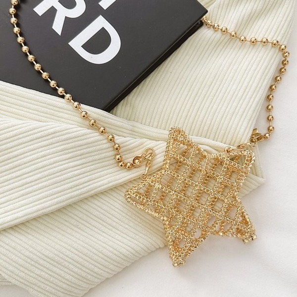 2025 New cross-border zinc alloy shiny and shiny metal five-pointed star box mini bag, small change crossbody red envelope Application Scenario