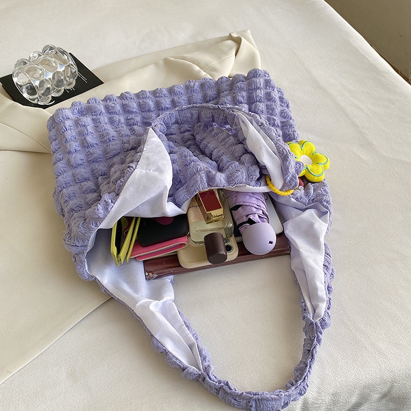 Stylish cloud bubble flower single-shoulder bag, vest bag, simple pleated bag for female students, bubble woven cloud bag Application Scenario