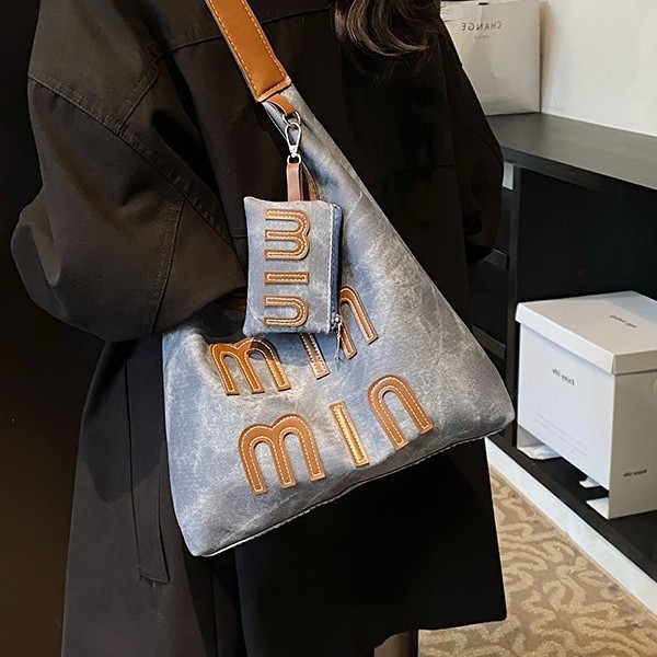 Retro underarm bag for women 2024 new style, fashionable and casual handbag, with a unique texture, single-shoulder underarm bag full figure