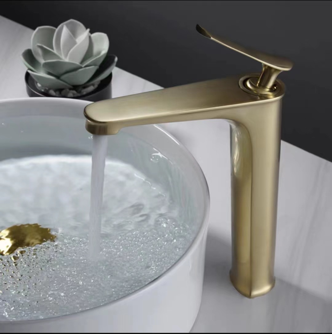 Golden brushed gold copper body, cold and hot water faucet, washbasin, countertop and bottom basin, Nordic light luxury and simple bathroom details Picture