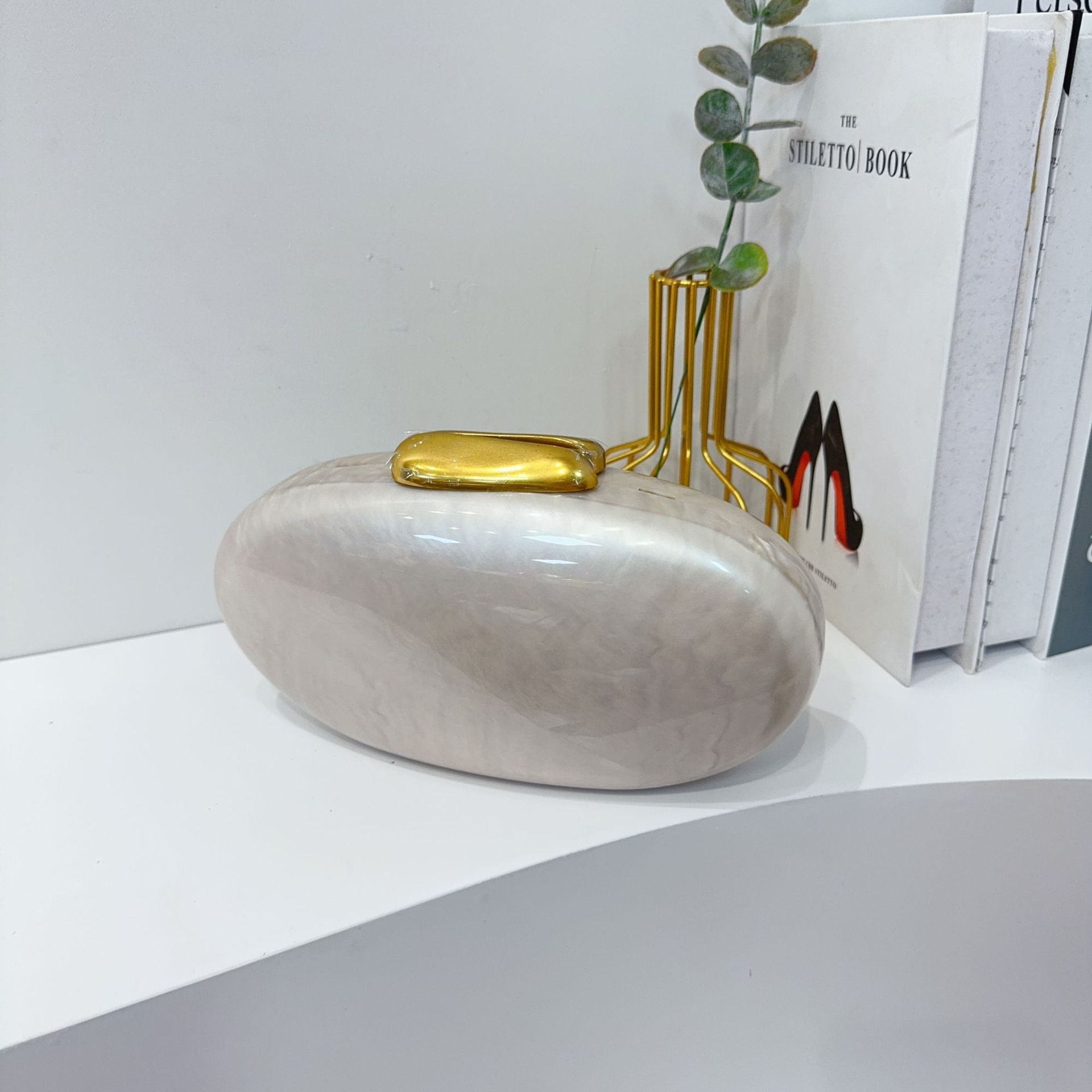 2024 Women's new European and American single-shoulder crossbody bag, irregular-shaped shell acrylic bag, fashionable wedding and dinner clutch Item Picture