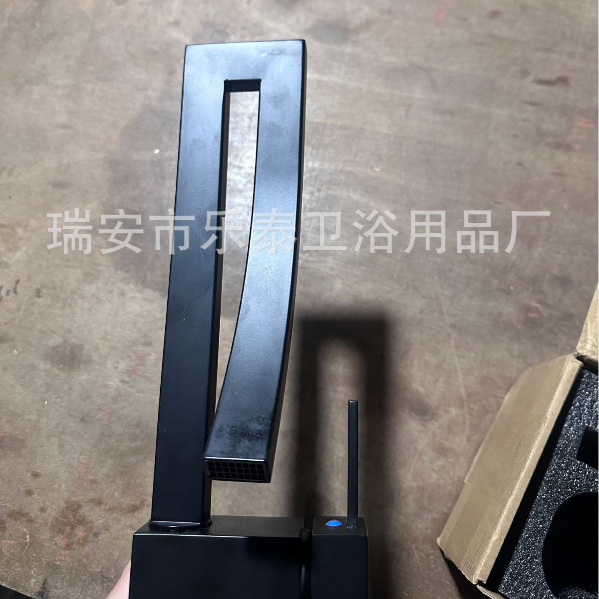 Factory direct sales of cross-border all-copper washbasin faucets, European and American styles, black antique baked paint, square rotating faucets Specification drawing