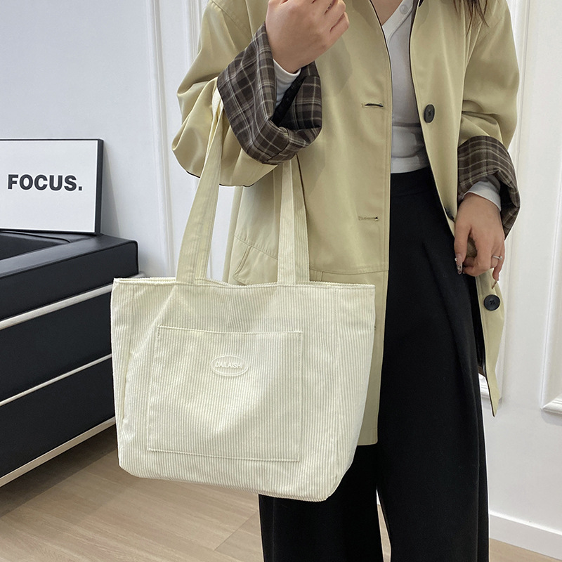Retro and simple corduroy tote bag, large capacity bag, casual handbag, new autumn and winter single-shoulder crossbody underarm bag Application Scenario