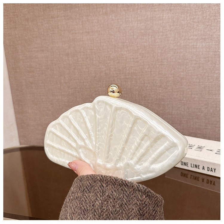 Cross-border foreign trade ladies' new European and American diagonal cross bag, shell fan-shaped acrylic bag, fashionable wedding and dinner hand-held bag Application Scenario