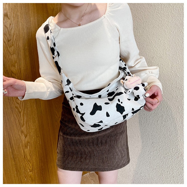 Cute girl single-shoulder bag 2024 New style Korean Instagram cow crossbody bag for women, Japanese Harajuku canvas bag wholesale Application Scenario