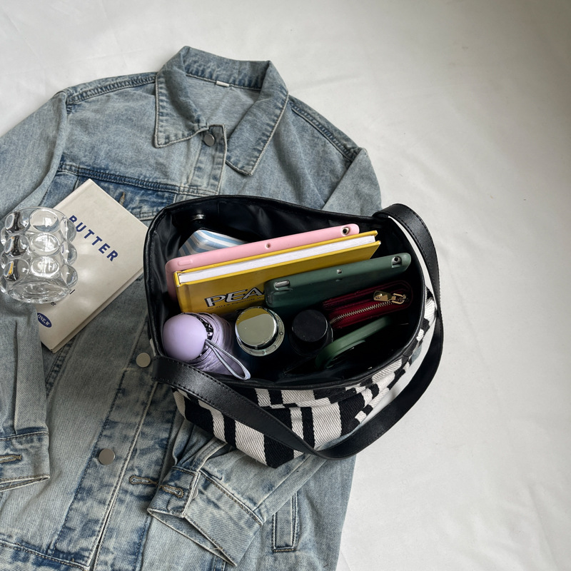 A new large-capacity multi-functional fashionable tote bag with contrasting color stripes, a commuter single-shoulder crossbody bag for women Application Scenario