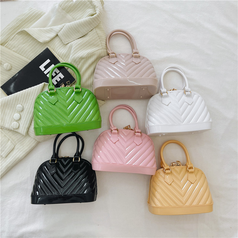 The new jelly bag for Spring/Summer 2025 is stylish. The children's bag is trendy. The hand-held shell bag is simple, casual and fashionable. It's a crossbody bag full figure