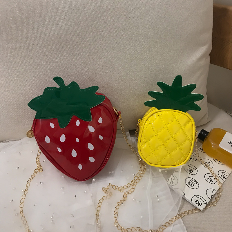 2020 New personalized women's bag, pineapple and strawberry bag, color-blocking chain, single-shoulder crossbody small bag, creative backpack for export full figure