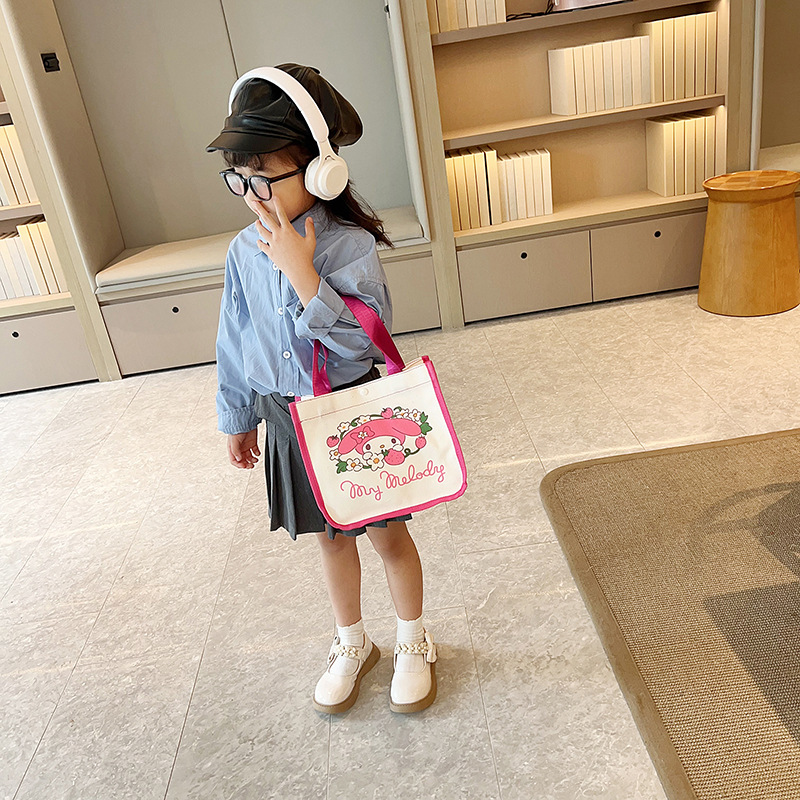 The 2023 new comic style fashionable large-capacity high-end tote bag is a perfect match for women and a shoulder canvas bag Application Scenario