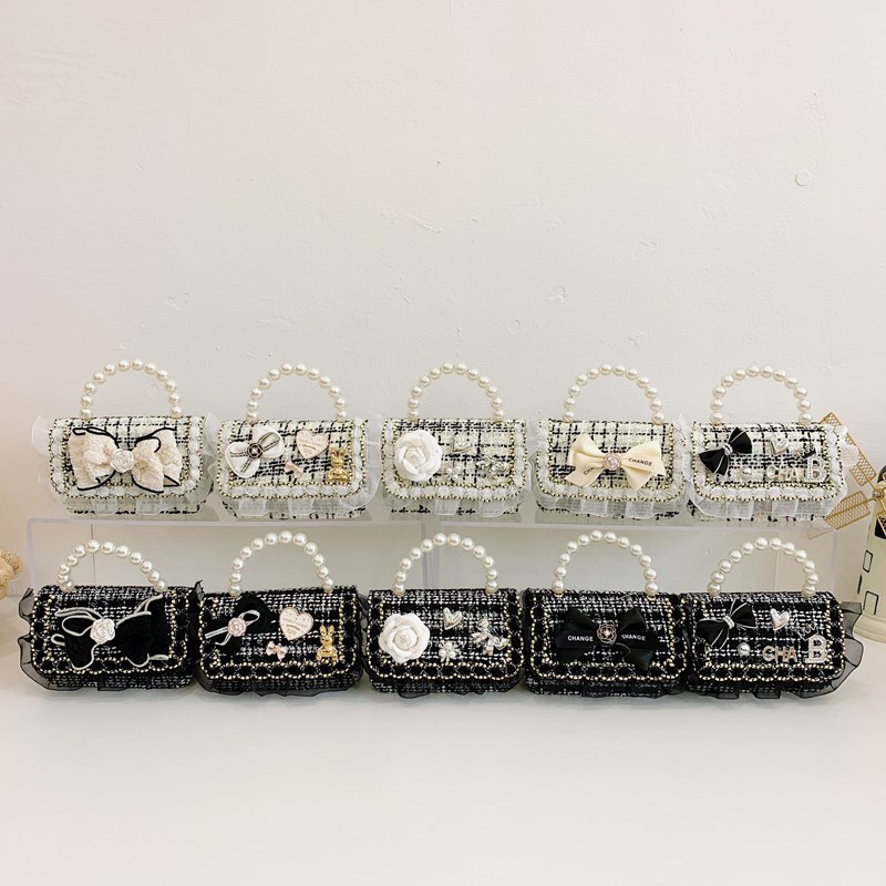 2025 New Korean version Little Chanel mini Girls' princess Pearl hand bag crossbody accessory bag for girls Application Scenario