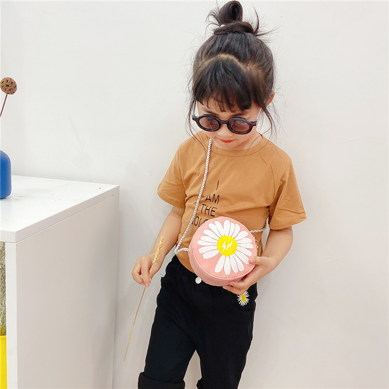 Cute cartoon little bags for children, fashionable little daisies crossbody bag for girls and babies, princess girls and kids, trendy and adorable Application Scenario