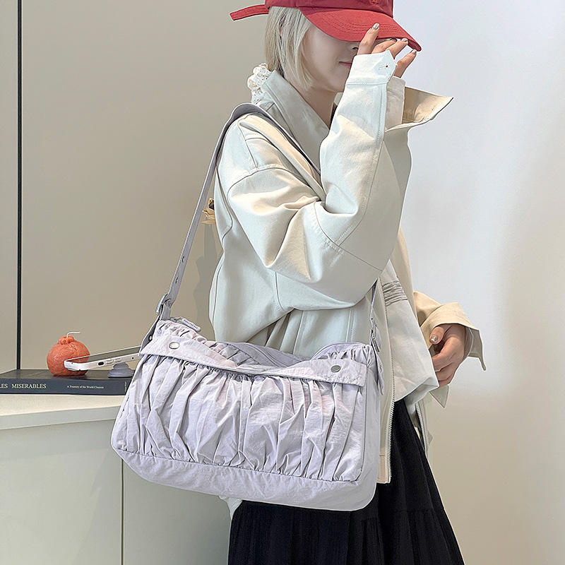 Colorful Fox Japanese and Korean women's laid-back pleated single-shoulder bag, casual and versatile, large-capacity armpit bag for commuting Application Scenario