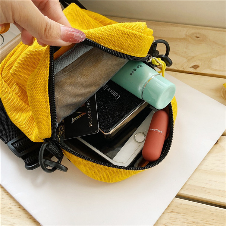 Little Daisy Canvas small bag for Girls, 2024 new style ins Japanese crossbody bag, artistic student single-shoulder mobile phone bag for girls Application Scenario
