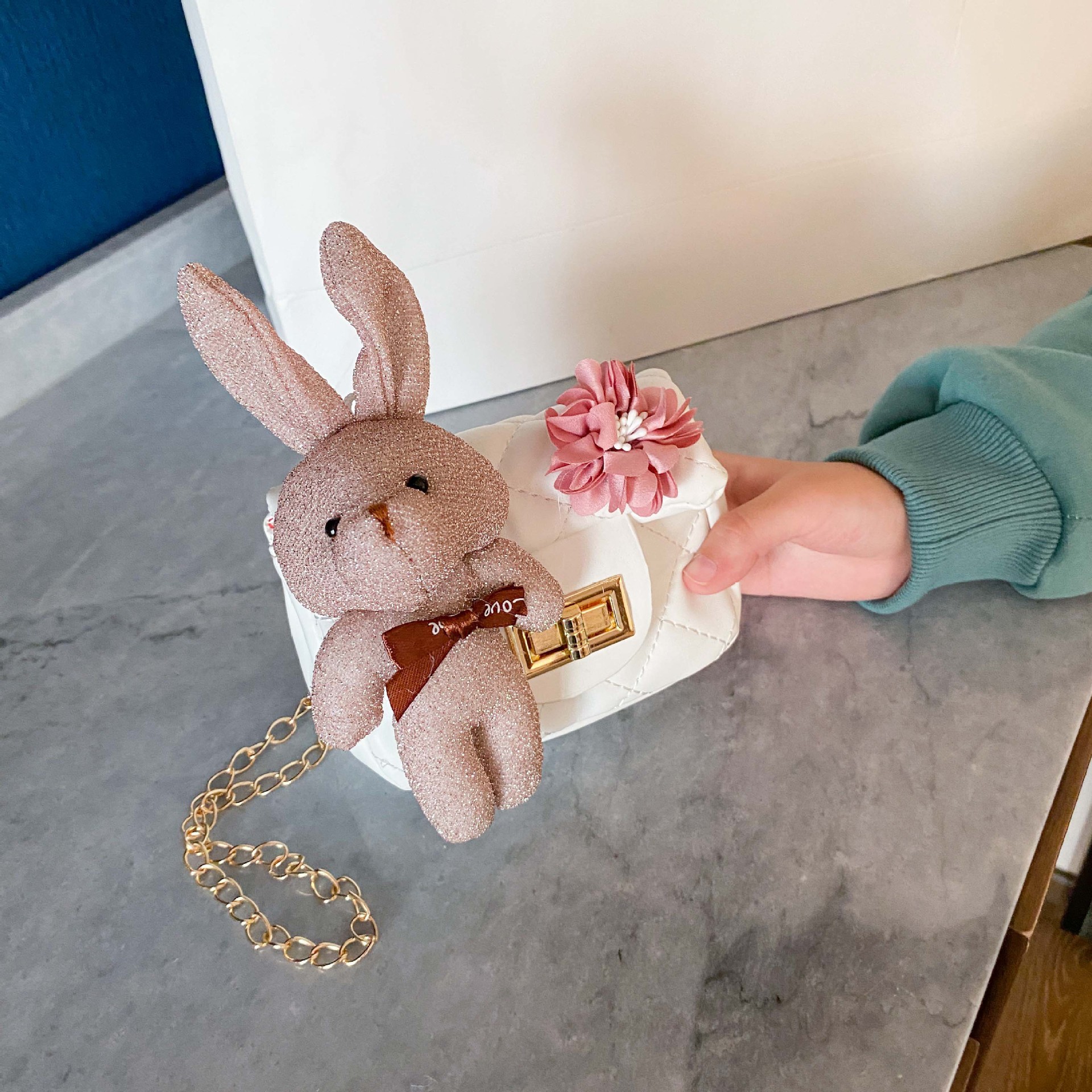 Children's bag, mini crossbody bag for little girls, cute princess, fashionable girls, trendy diamond-shaped chain rabbit backpack Application Scenario