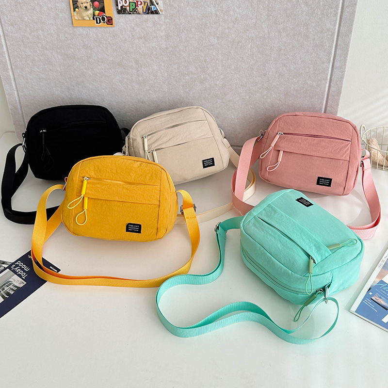 Lightweight and casual crossbody bags are selling well across borders. Large-capacity, simple and fashionable single-shoulder bags are available for wholesale when going out full figure
