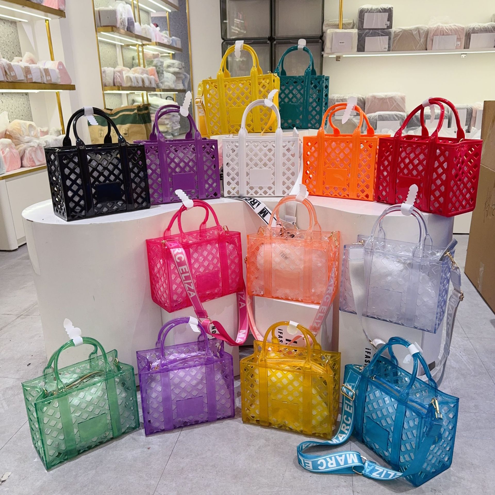 Cross-border wholesale niche design sense hollowed-out plastic hand-held vegetable basket bag, fashionable and individual wide shoulder strap crossbody bag for women full figure