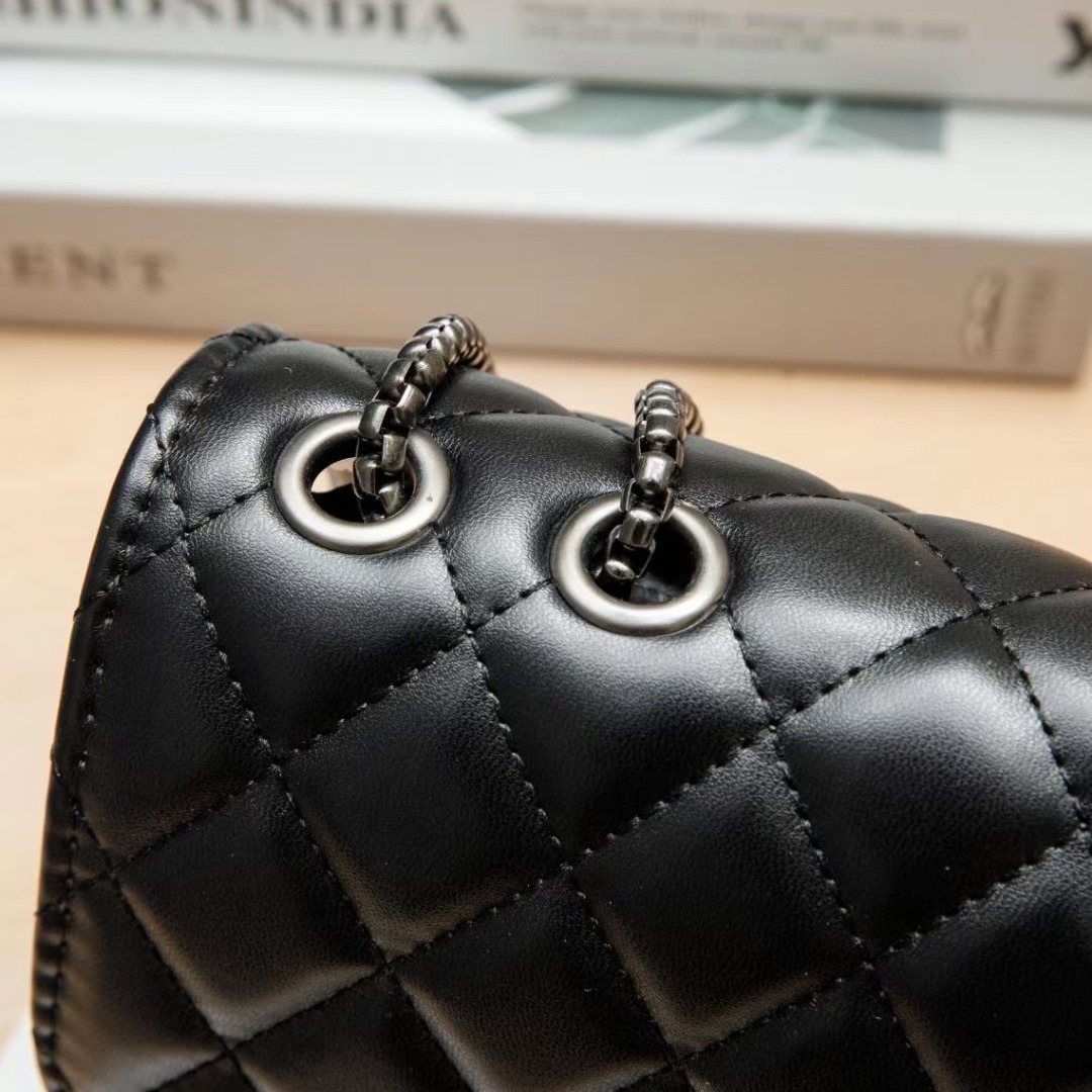 Summer 2025 new large-sized sheep pattern Y-buckle diamond bag, pu bag, ostrich pattern chain bag, single-shoulder crossbody bag Application Scenario