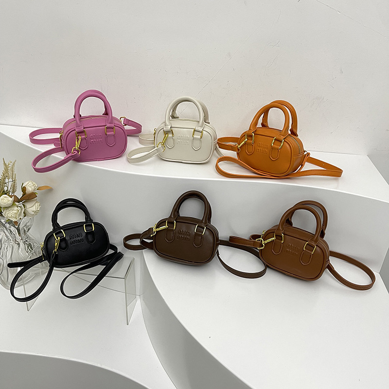 A new retro mini handbag for girls in the autumn and winter of 2024, featuring hand-held, crossbody and parent-child accessories full figure