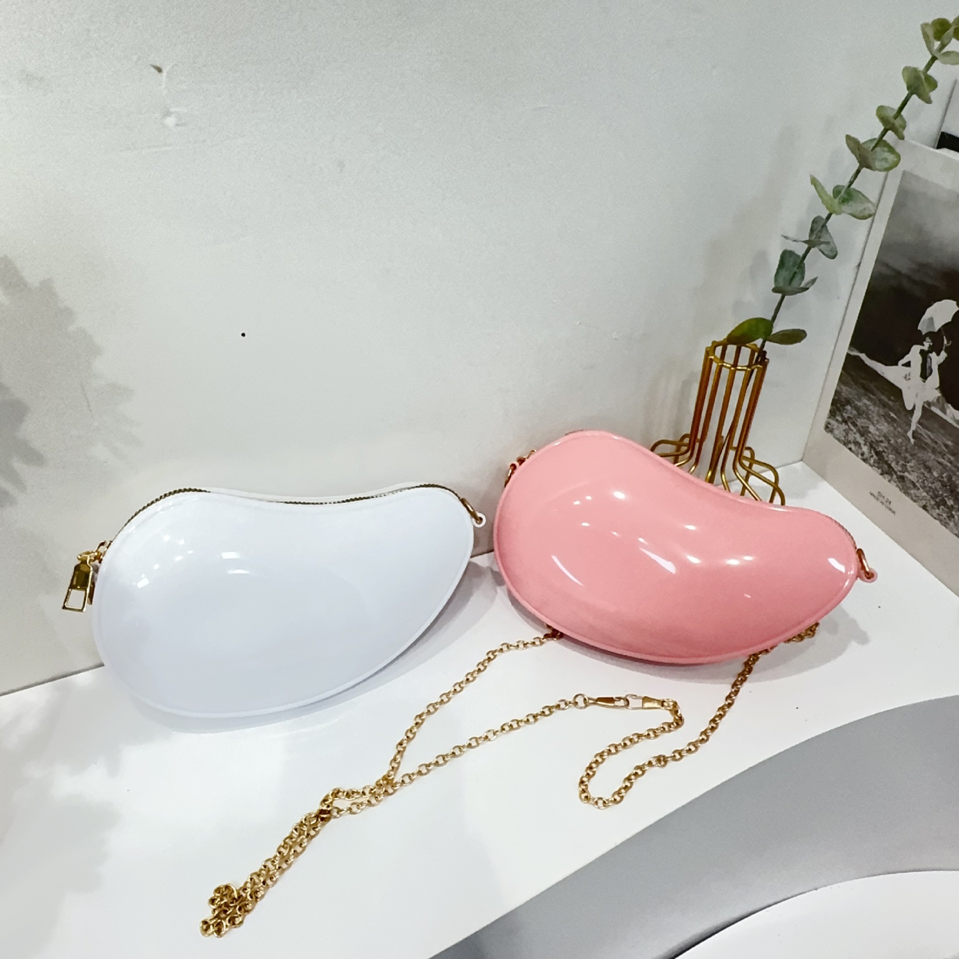 2025 New cross-border bestseller, personalized and creative mango-shaped jelly bag for children, hand-held crossbody bag Application Scenario