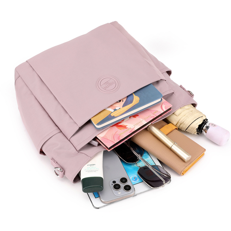 Colorful Fox's new women's tote bag is an outdoor casual large-capacity water-resistant single-shoulder crossbody bag for moms Application Scenario