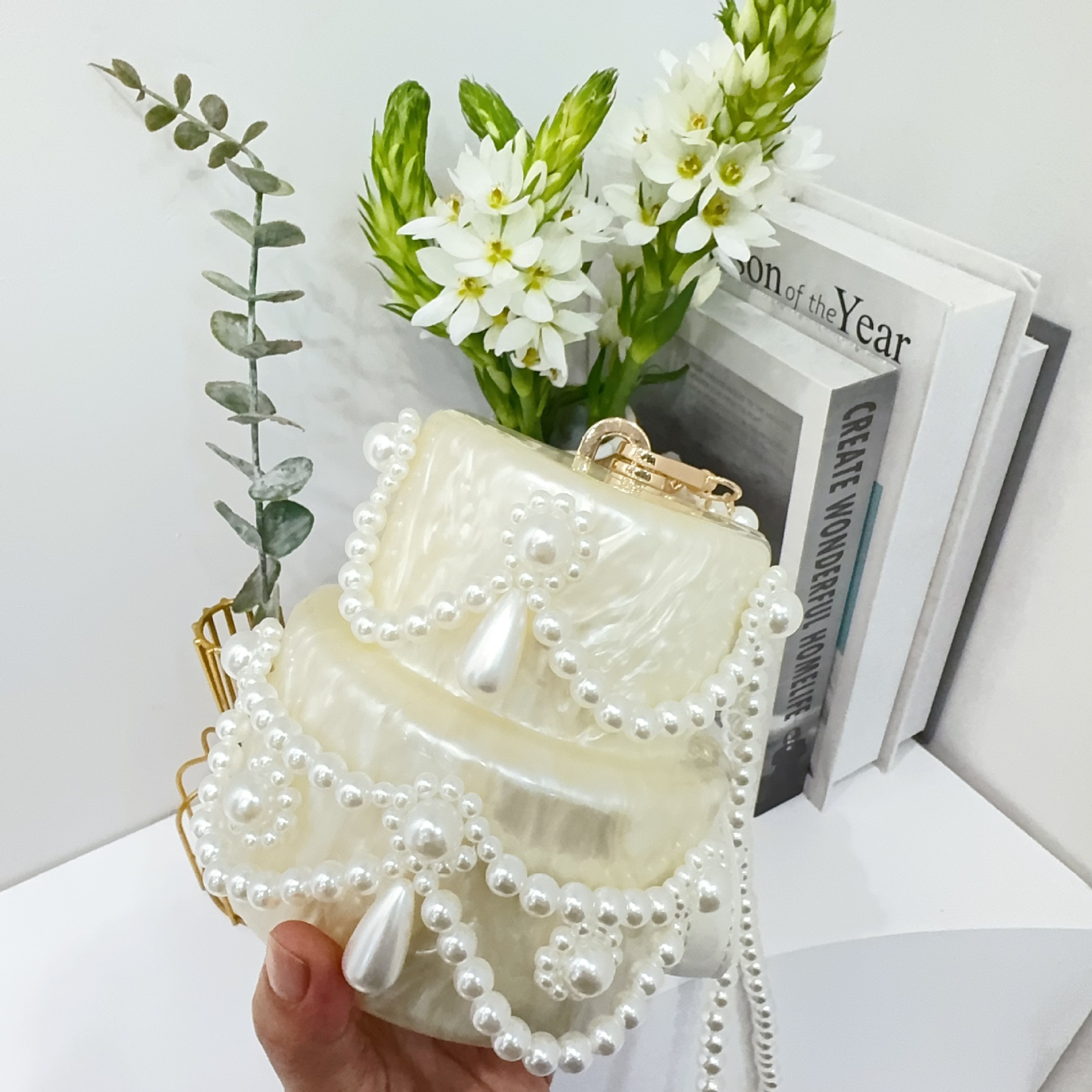 2025 Women's new European and American single-shoulder crossbody bag, irregular-shaped shell acrylic bag, fashionable wedding and dinner clutch details Picture