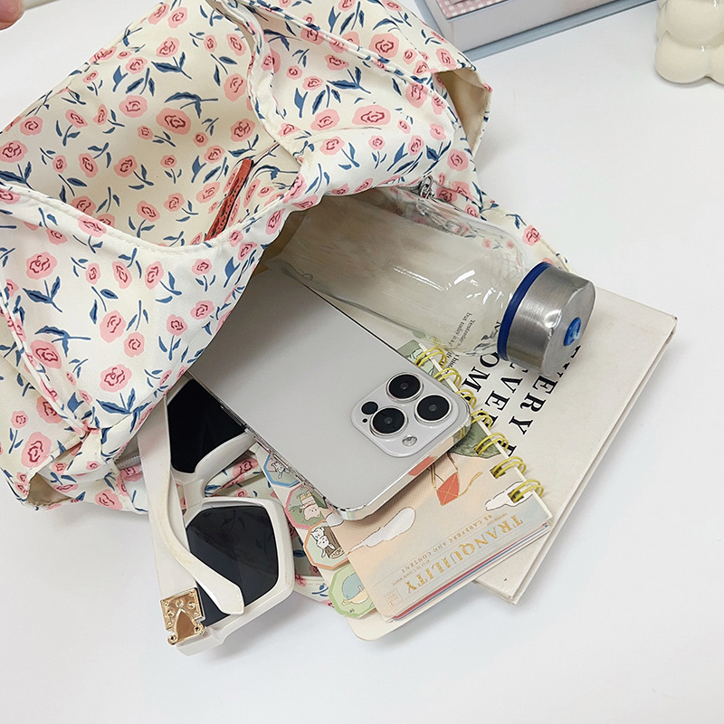 A new Japanese-style small floral print handbag for cross-border work and commuting, a large-capacity student lunch bag Application Scenario