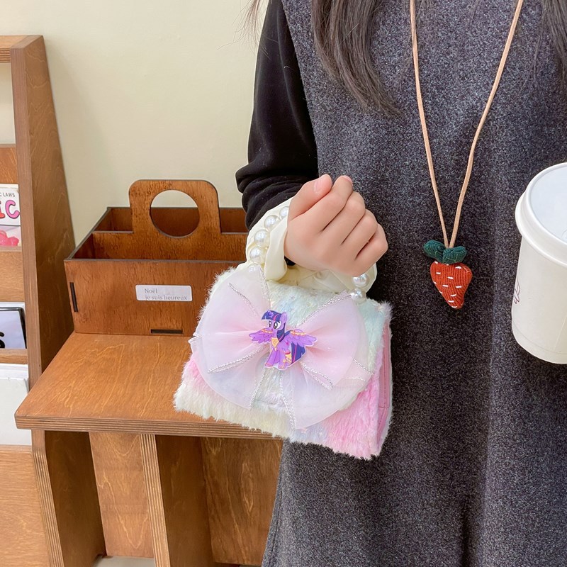 Cute bow rainbow plush bag for girls 2025 Stylish export crossbody bag for girls Pearl princess bag Application Scenario