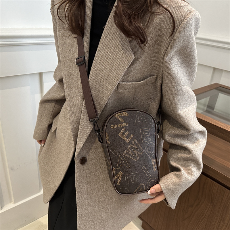 Cross-border wholesale fashionable, stylish and simple crossbody bags, large-capacity versatile single-shoulder bags, and niche letter-printed small square bags Specification drawing