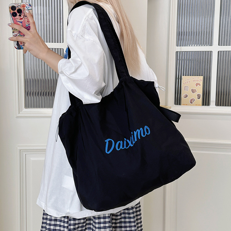 Solid color large-capacity tote bag 2025 bestseller, fashionable commuting lightweight handbag, laid-back style drawstring nylon bag for women Application Scenario