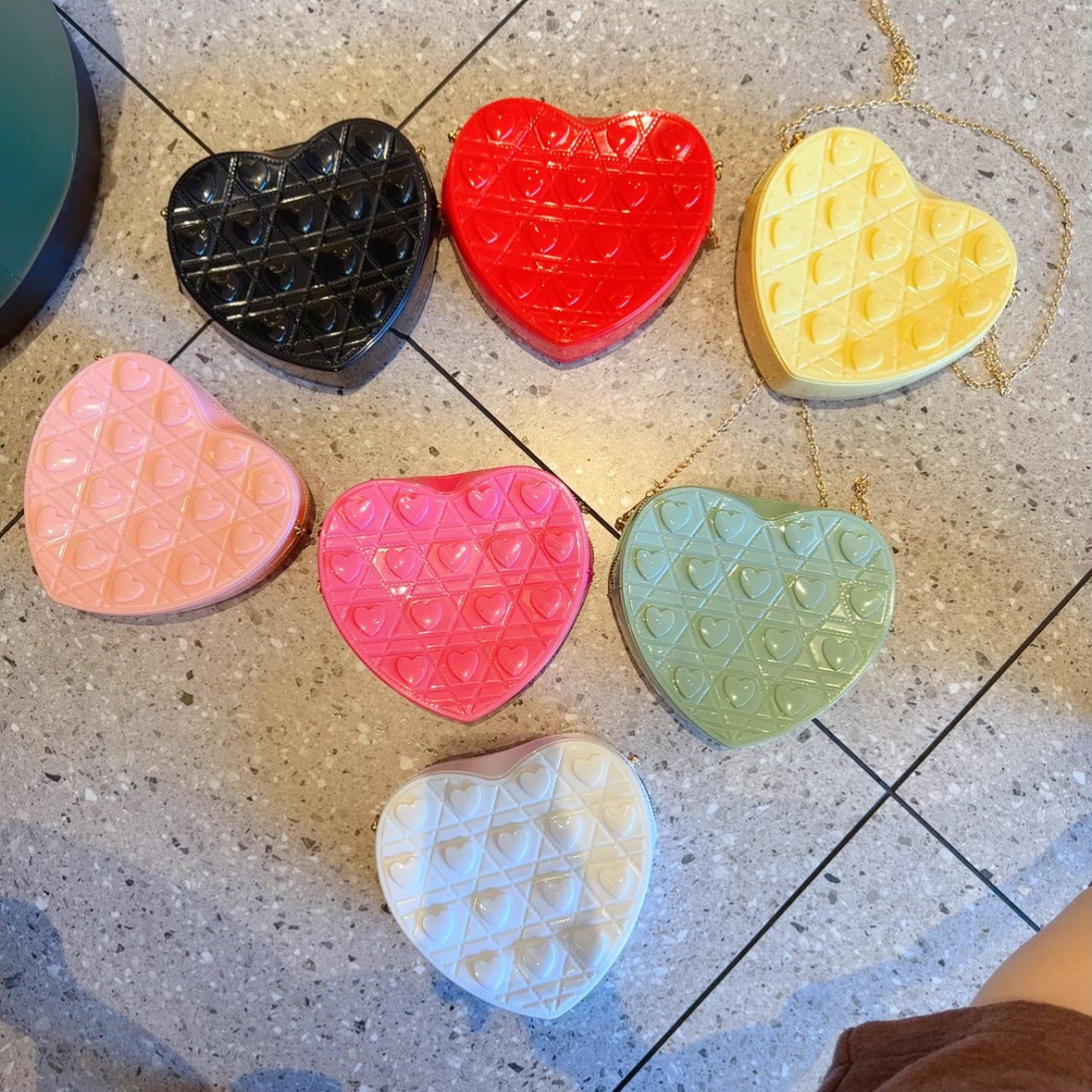 The 2025 new heart-shaped bag is a fashionable and versatile single-shoulder crossbody small bag. It's a cute jelly bag for women in summer full figure