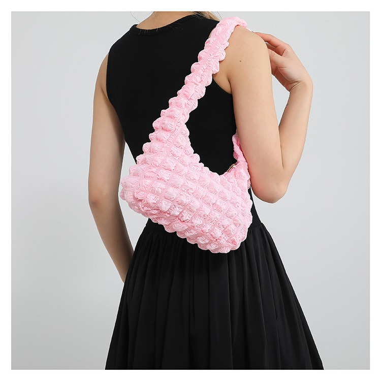 The 2024 new cute bubble single-shoulder bag for trendy women, the Korean-style simple underarm bag, and the versatile hand-held dumpling bag Application Scenario