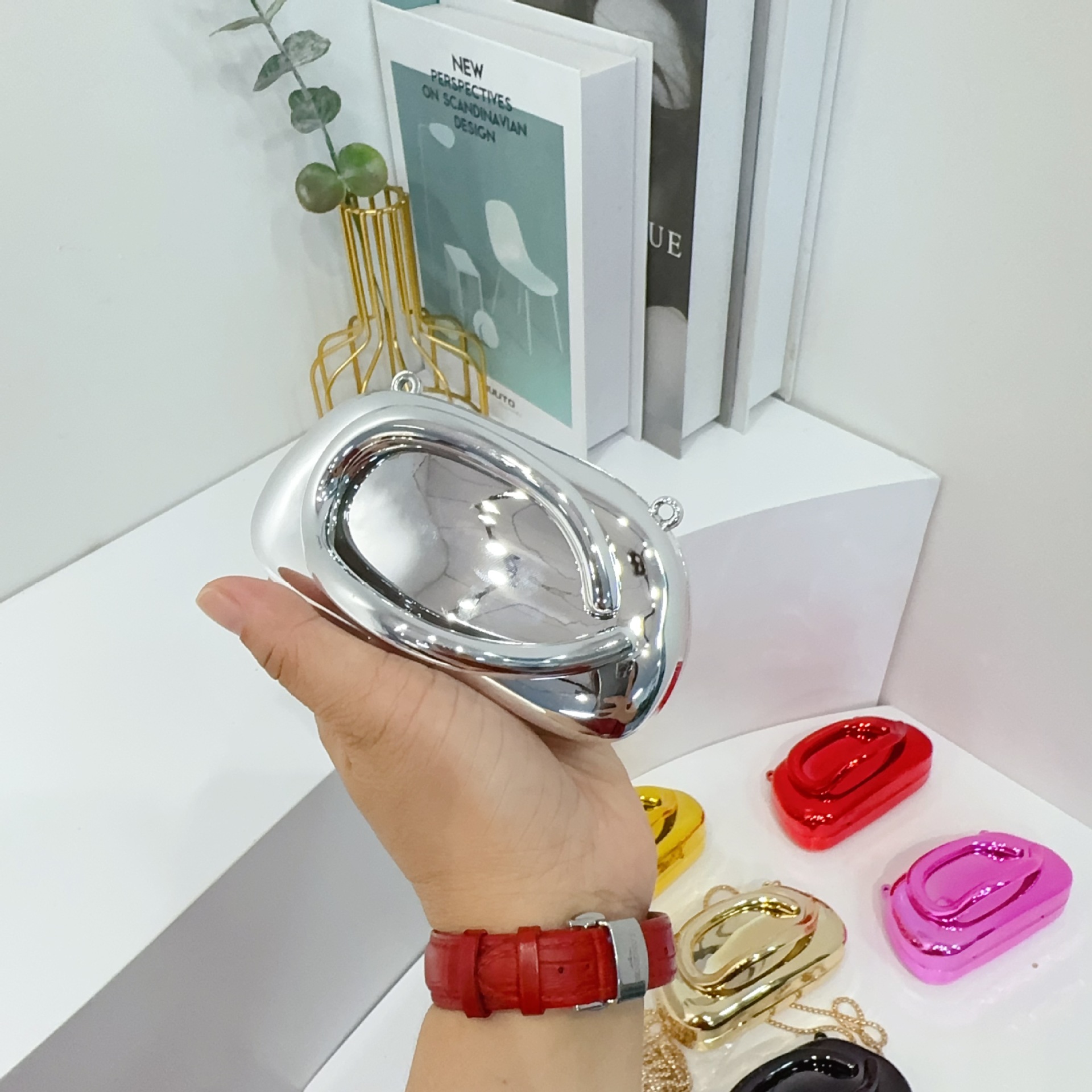 European and American cross-border trend classic round box dinner bag, acrylic bag, mini mouth red envelope, metal handle crossbody bag Application Scenario