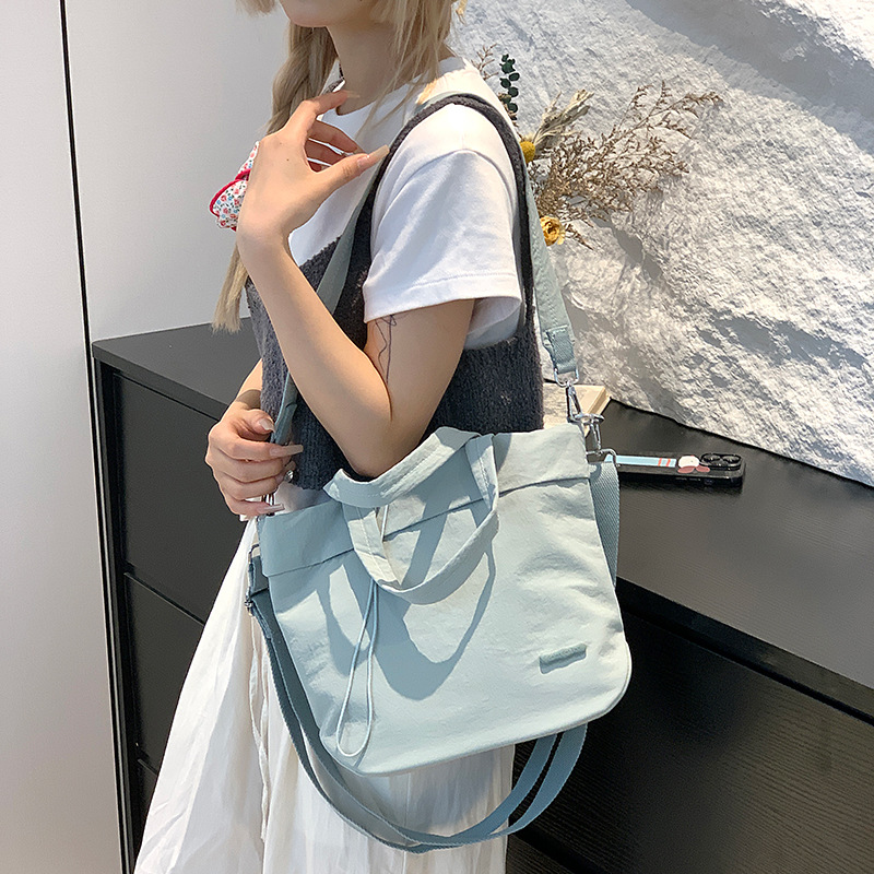 Colorful Fox's new niche nylon drawstring drawstring single-shoulder crossbody bag is a casual, versatile and lightweight bucket bag full figure