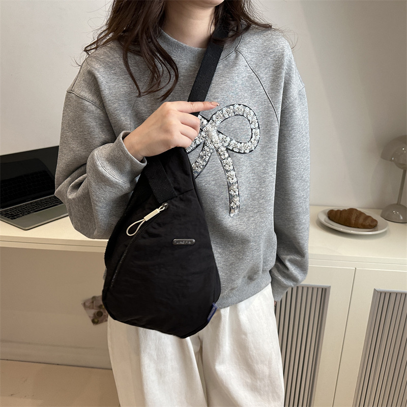 The new large-capacity, fashionable and versatile Korean casual chest bag for autumn and winter, as well as the simple travel canvas bag, are selling well among women Application Scenario