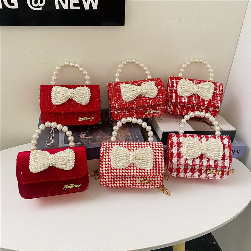 Children's crossbody bag, stylish girls' princess little Chanel pearl hand-held loose change small crossbody bag, cute girls' single-shoulder bag details Picture