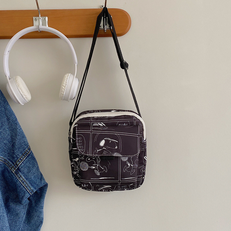 A new trendy women's bag from a niche brand in 2025, featuring a single-shoulder, simple and slanted commuting square bag Specification drawing