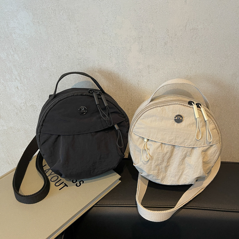 High appearance level, stylish and durable small round bag, new versatile and lightweight commuting single-shoulder bag, simple crossbody handbag wholesale full figure