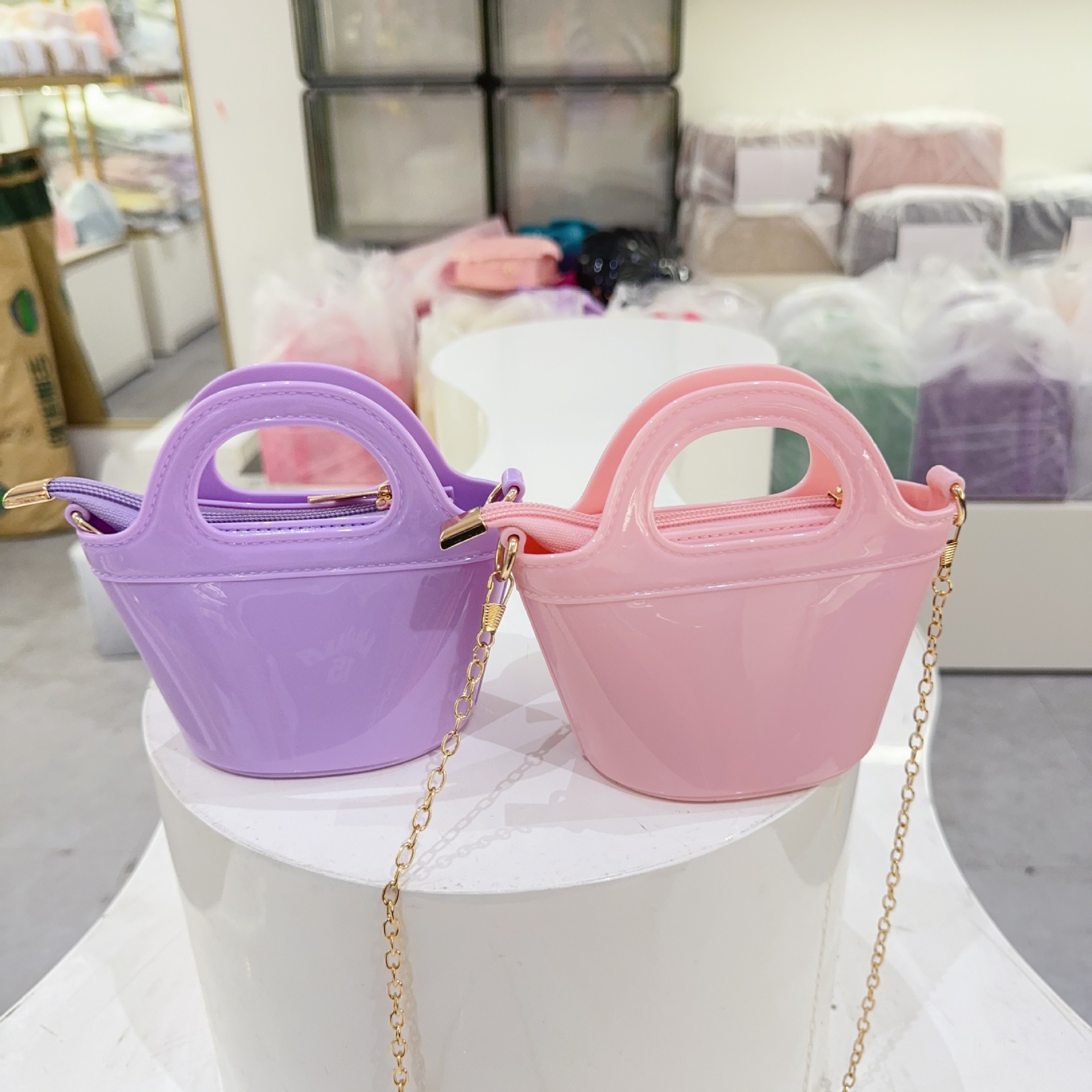 A trendy and highly popular handbag for women in 2025, a stylish and versatile chain jelly bag, a best-selling single-shoulder crossbody bag Specification drawing
