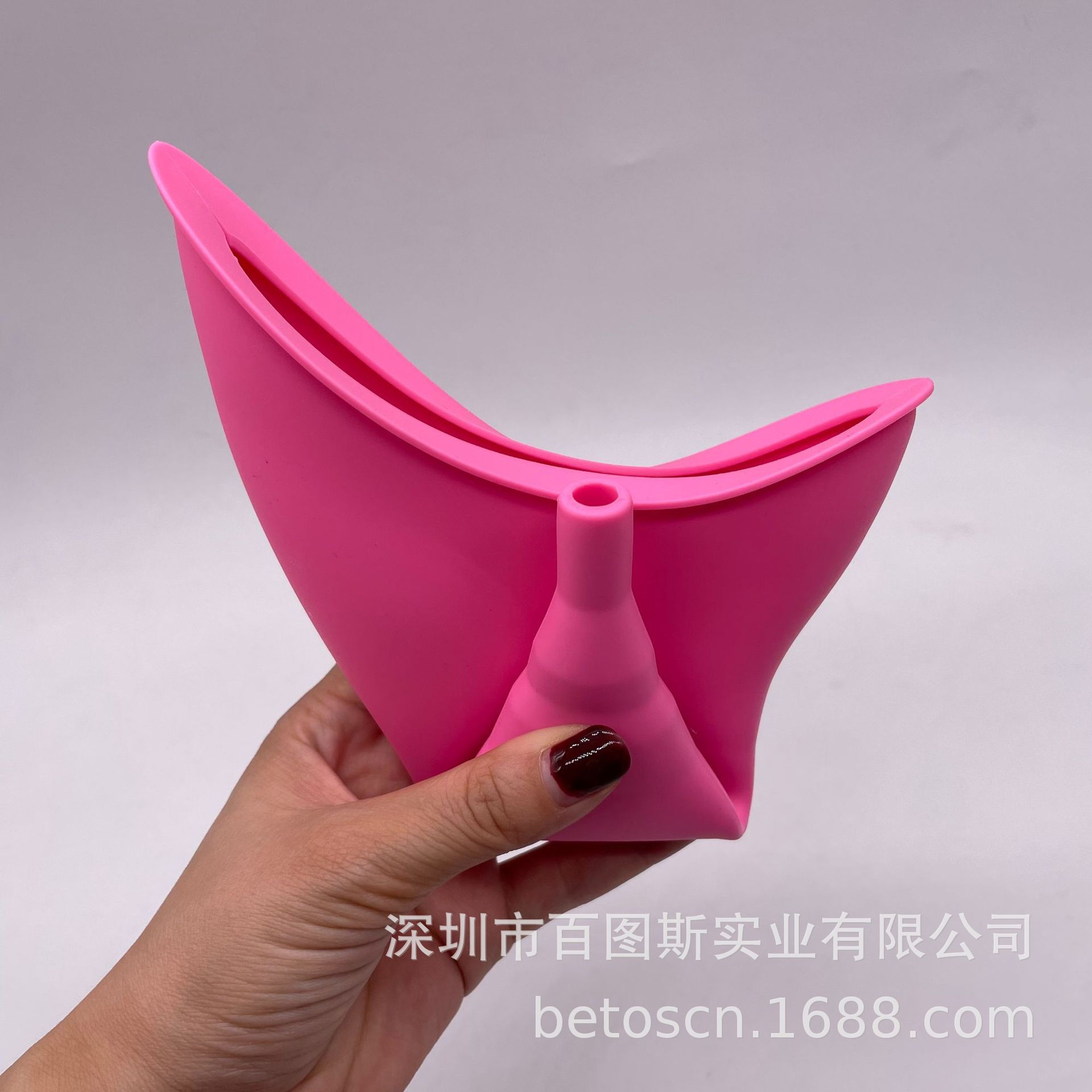 Factory direct sales of new best-selling portable outdoor emergency standing urinals for women, silicone urinals for women Application Scenario