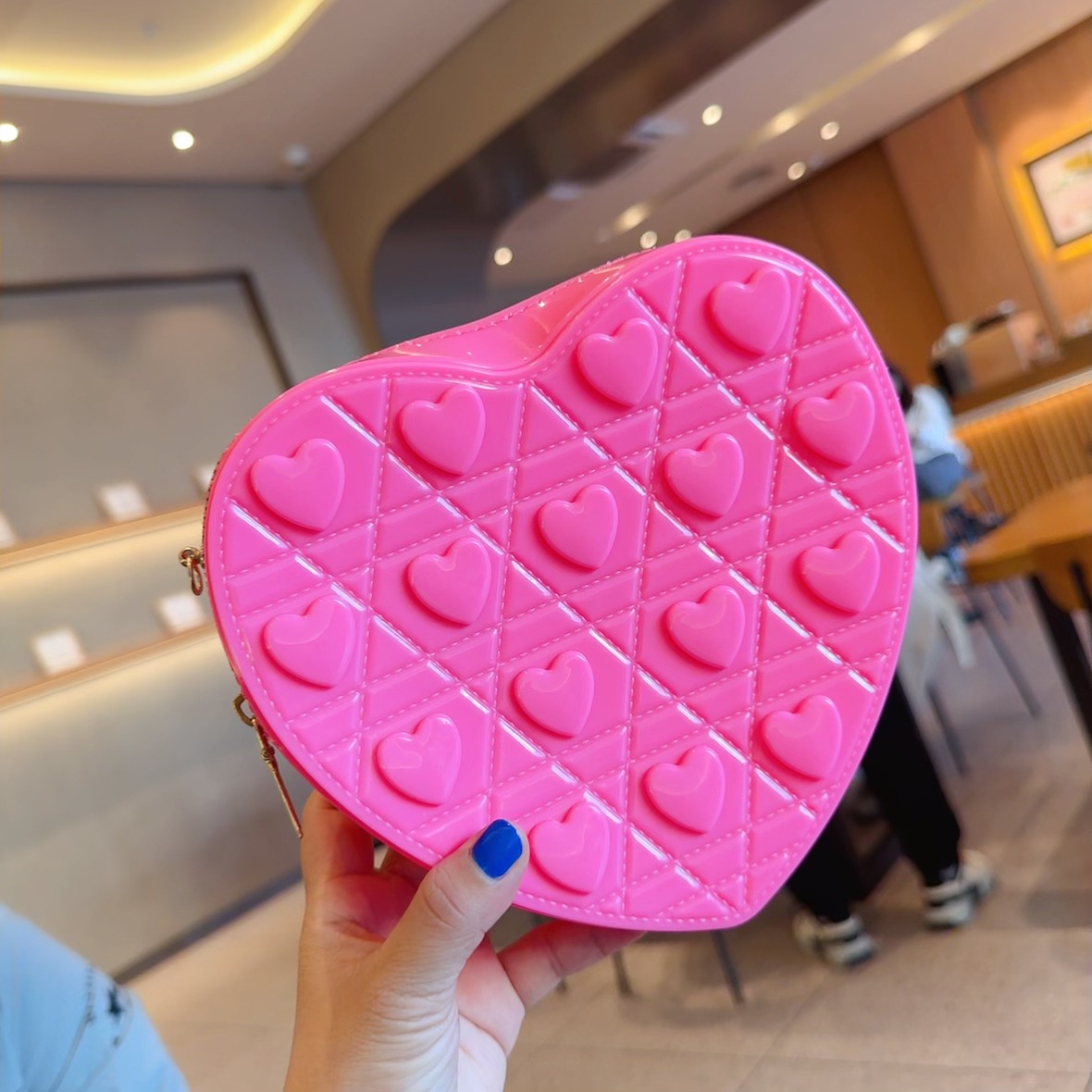 The 2025 new heart-shaped bag is a fashionable and versatile single-shoulder crossbody small bag. It's a cute jelly bag for women in summer Item Picture