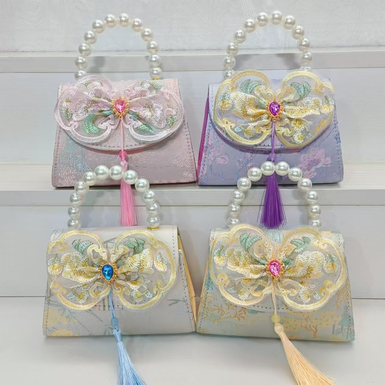Chinese-style bow pearl handbag, princess bag, crossbody chain, New Year lucky money bag, Hanfu children's accessory bag Application Scenario