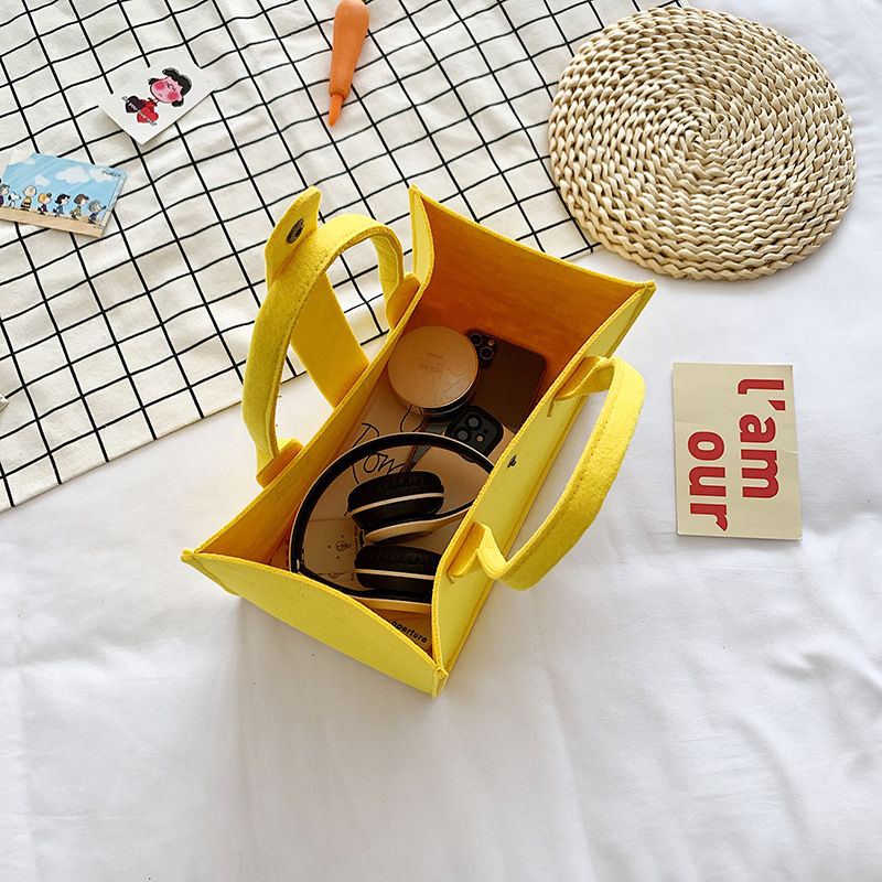 Wholesale felt bags, ball-shaped cartoon gifts, felt handbags, hand-held shopping bags, felt bags, and gift bags Application Scenario