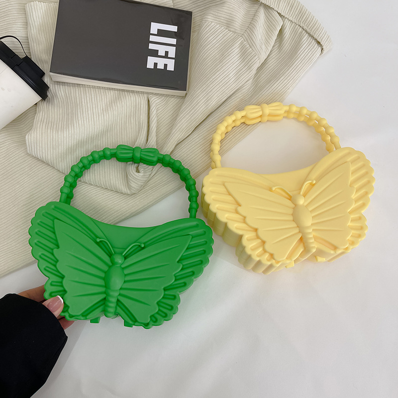 The 2025 new Candy Butterfly Barbie 9-inch design is stylish, dark, spicy, sweet and cool, and comes with a hand-held handbag details Picture