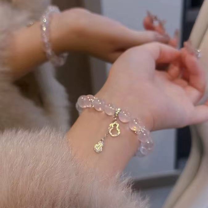 The same style of pink crystal bracelet on Xiaohongshu for women, with a unique and high-end feel. The white crystal bracelet is elegant and stylish. 5 Application Scenario