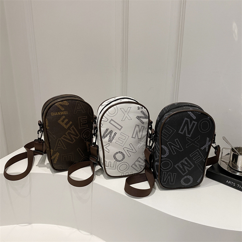 Cross-border wholesale fashionable, stylish and simple crossbody bags, large-capacity versatile single-shoulder bags, and niche letter-printed small square bags full figure