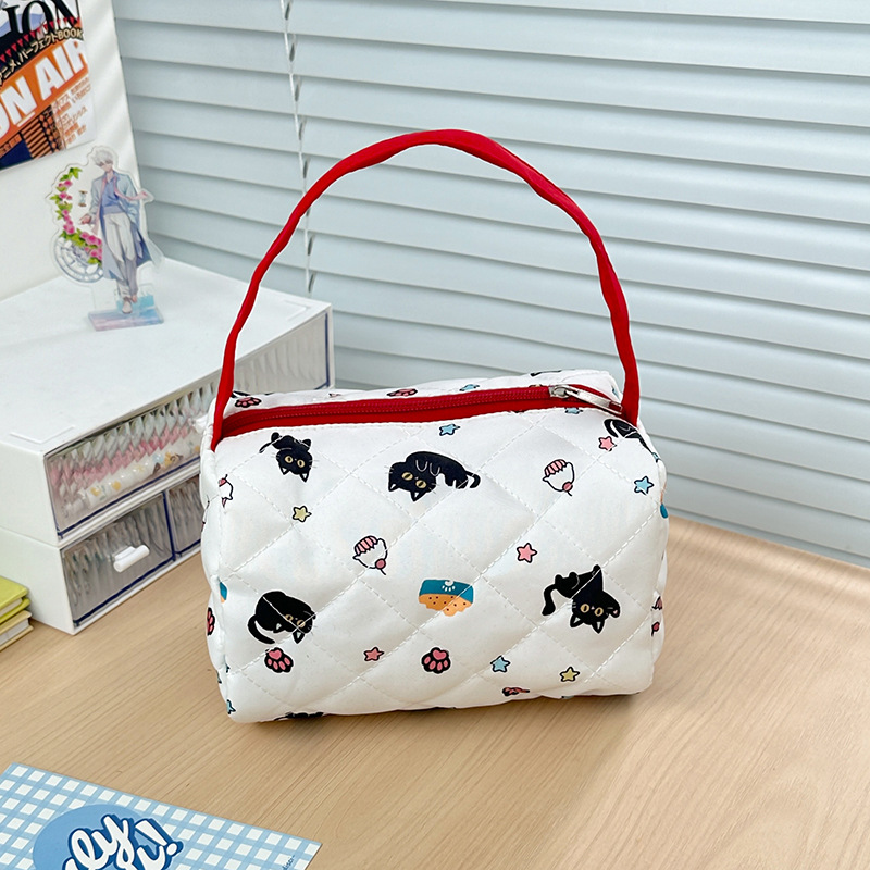 Japanese-style cartoon cat makeup bag with high appearance standards, a three-dimensional large-capacity travel storage bag for girls to wash up when going out, a trendy hand Application Scenario