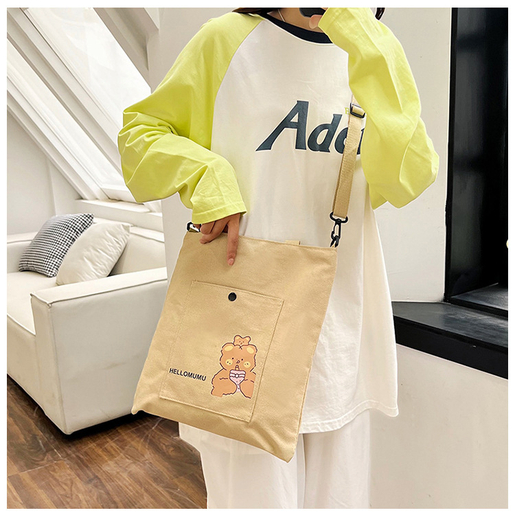 New Korean version large-capacity student crossbody bag, all-season universal canvas bag, cross-border. Fashionable and simple bear single-shoulder bag Application Scenario